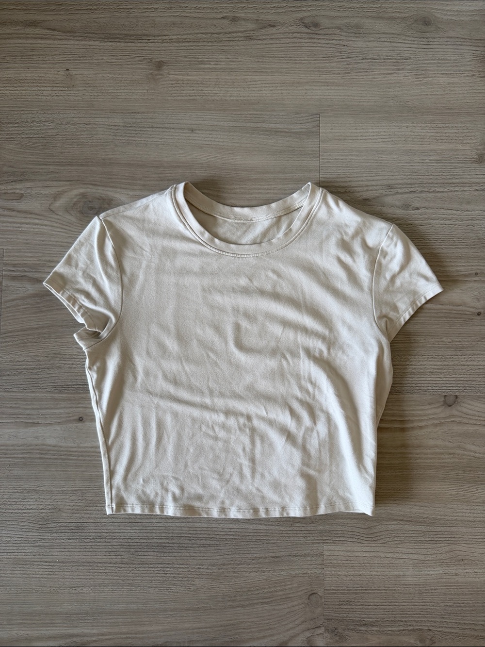 Alo Yoga Alosoft Crop Finesse Short Sleeve Tee in Cream